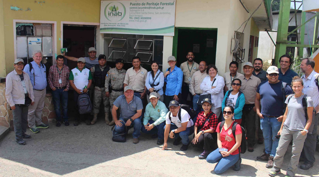 La delegación visitando un puesto de control.